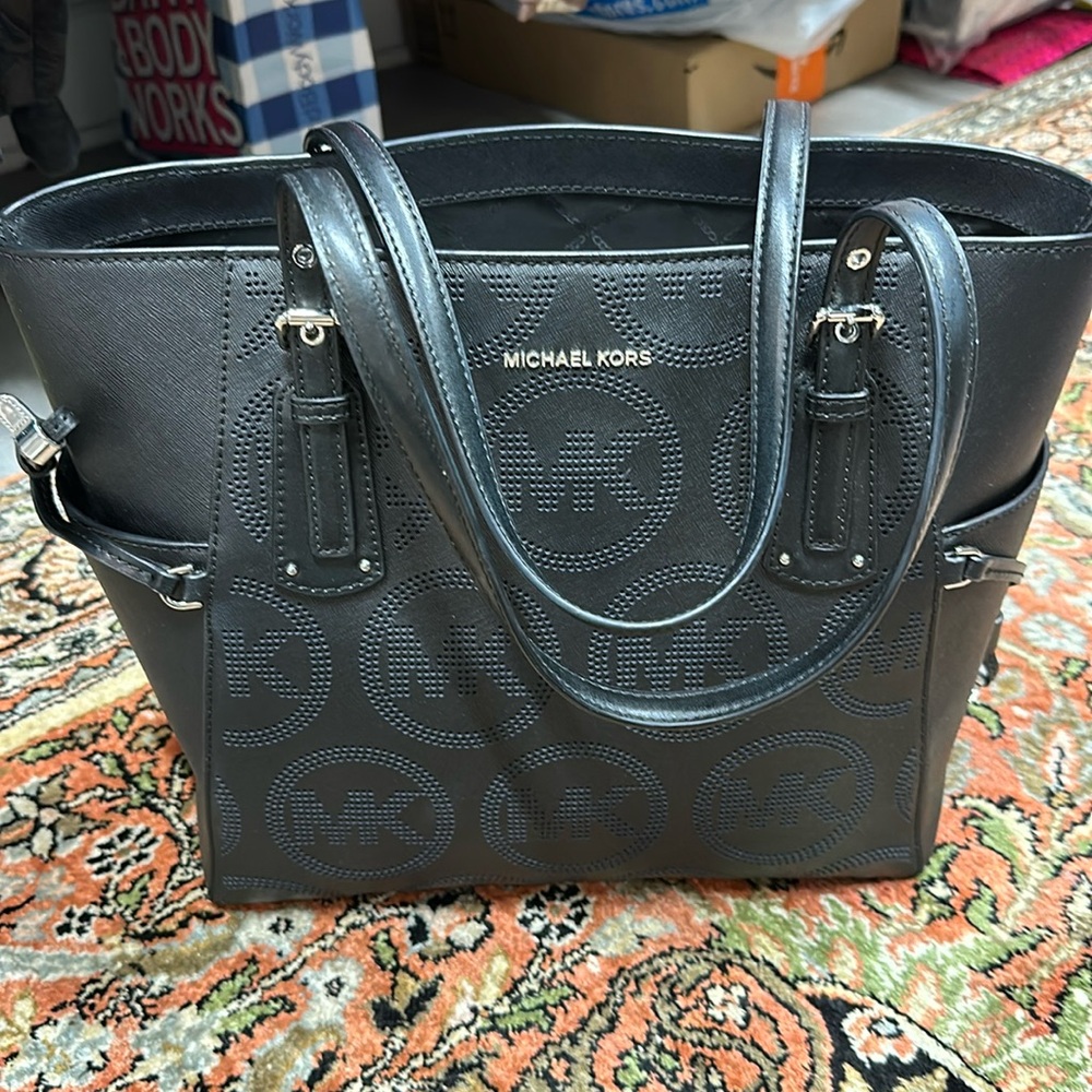 Like New Michael Kors Leather Voyager Purse
